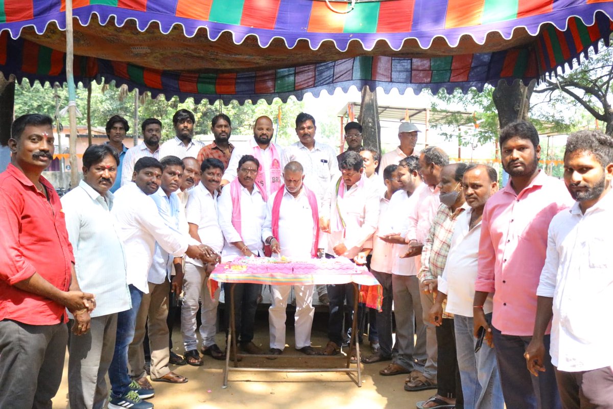 brspartychennur's tweet photo. చెన్నూరు ఎమ్మెల్యే బాల్క సుమన్ గారి జన్మదినాన్ని పురస్కరించుకొని రామకృష్ణాపూర్ పట్టణంలోని స్థానిక రాజీవ్ చౌక్ లో క్యాతనపల్లి మున్సిపాలిటీ బిఆర్ఎస్ పార్టీ ఆధ్వర్యంలో వేడుకలు ఘనంగా నిర్వహించారు. కేక్ కట్ చేసి స్వీట్లు పంచుకొని సంబరాలు జరుపుకున్నారు. https://t.co/qpq5NzQxMx
