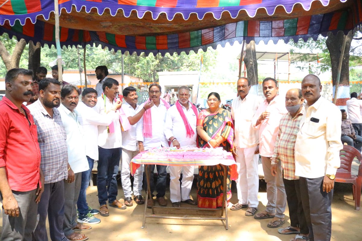 brspartychennur's tweet photo. చెన్నూరు ఎమ్మెల్యే బాల్క సుమన్ గారి జన్మదినాన్ని పురస్కరించుకొని రామకృష్ణాపూర్ పట్టణంలోని స్థానిక రాజీవ్ చౌక్ లో క్యాతనపల్లి మున్సిపాలిటీ బిఆర్ఎస్ పార్టీ ఆధ్వర్యంలో వేడుకలు ఘనంగా నిర్వహించారు. కేక్ కట్ చేసి స్వీట్లు పంచుకొని సంబరాలు జరుపుకున్నారు. https://t.co/qpq5NzQxMx