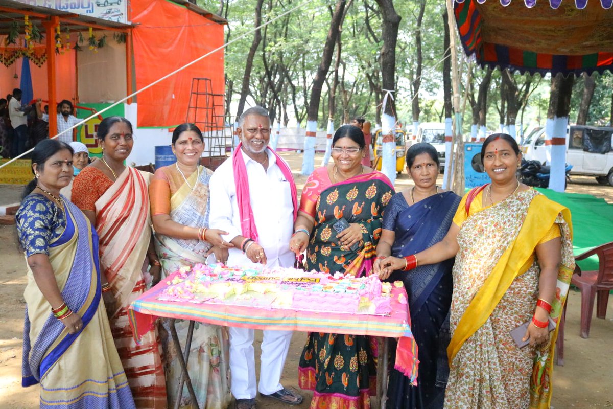 brspartychennur's tweet photo. ఈ కార్యక్రమంలో పాల్గొన్న టౌన్ ఇంచార్జ్ గాండ్ల సమ్మయ్య గారు, మున్సిపల్ చైర్ పర్సన్ జంగం కళ గారు, వైస్ చైర్మన్ సాగర్ రెడ్డి గారు, కౌన్సిలర్లు నాయకులు, కార్యకర్తలు, పాల్గొన్నారు. https://t.co/6LYtZURlO3