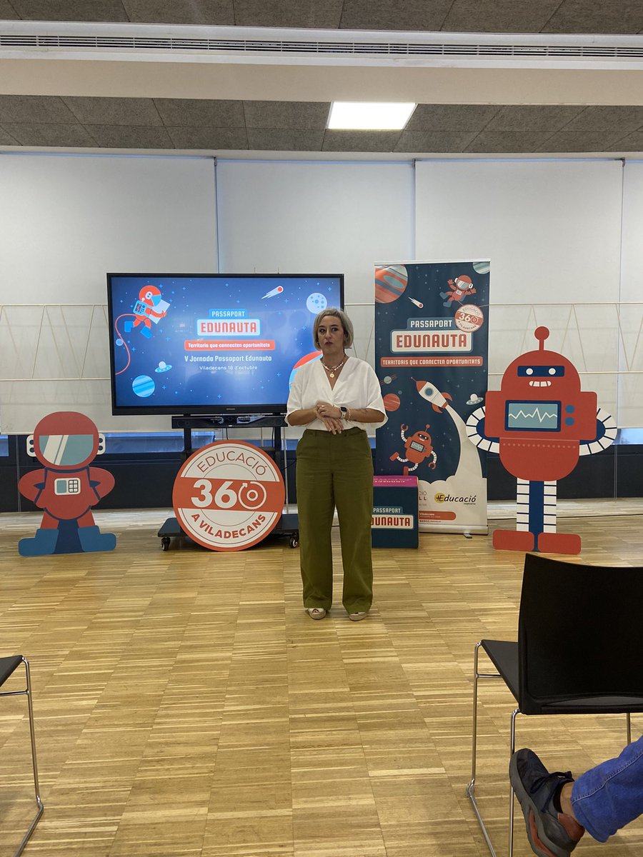 educacio360's tweet photo. Comencem! 🚀 Gisela Navarro Tinenta d’alcalde d’Alcaldia i Educació dóna el tret de sortida a la Trobada de #PassaportEdunauta. @ViladecansTweet, un municipi compromès amb l’educació, una palanca de canvi on aposten per l’educació360 per impulsar oportunitats a tots els infants https://t.co/XMolAejumy