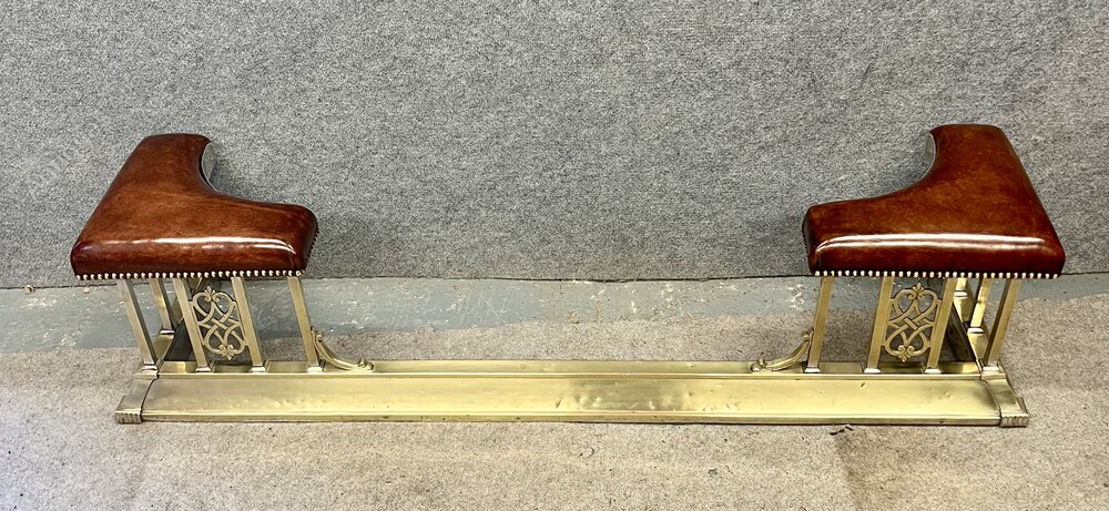 For sale on Antiques Atlas is this #Antique Brass and Leather Seated Club Fender antiques-atlas.com/antique/antiqu… Cosy🎄 Christmas Fireside
From John Howkins Antiques  
#antiqueclubfender #antiquefireguard #countryhouseantiques