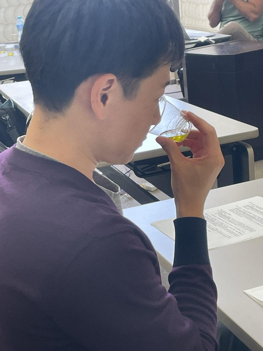 olive_sommelier's tweet photo. オリーブオイルは香りが大切
どんな風味があるかテイスティング
甘くて辛くて苦いです
苦い？辛い？とネガティブワードですが
お薬味のように風味付けに使える便利な調味料
#オリーブオイル
#オリーブオイルソムリエ
#オリーブオイルアドバイザー
#オリーブオイルの風味
#オリーブオイルテイスティング https://t.co/mejGa0YAKh