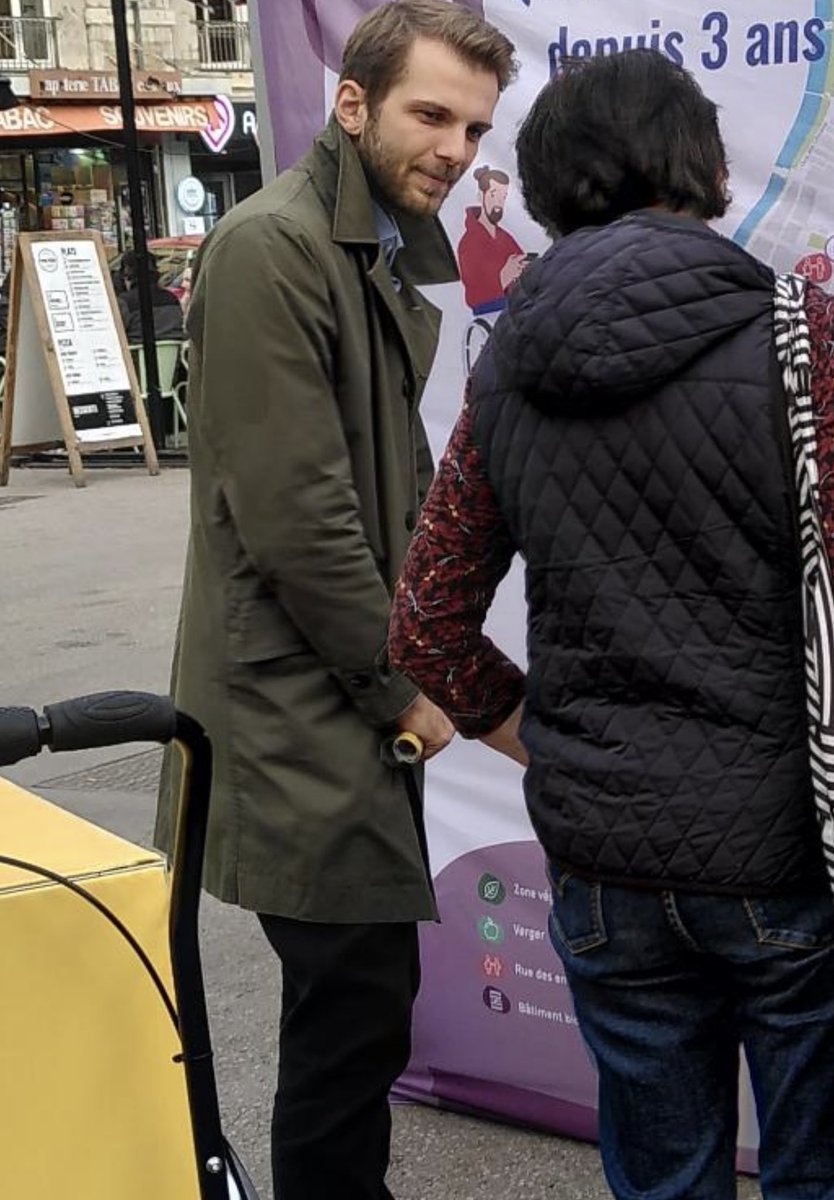 Le #doucetour continue avec #valentinostrass et sa bâche publicitaire géante et le vélo neuf qui n’a jamais roulé, juste là pour la déco. #doucet #campagneelectorale #argentpublic #nosimpots #lesinaptesEELV #comptedecampagne #succession2026 #lyon