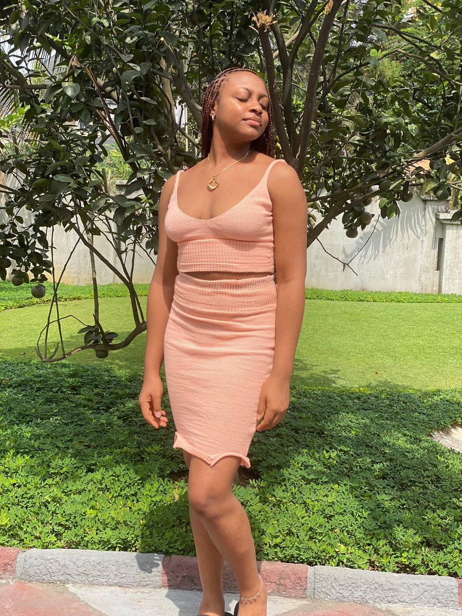 UkpeEmediong's tweet image. Goodmorning, From This Pretty Damsel 😍. Notice Her Light Peach 🍑  Outfit...? Yeah Knitted by EmBlet Galore(me). 

Knee length Skirt and a Crop Top Blouse.
#madebyemblet
#EmBlet_Galore #knittingmachine #knittedwear 
#knittinginspiration #colours 
#peachcolour #portharcourt