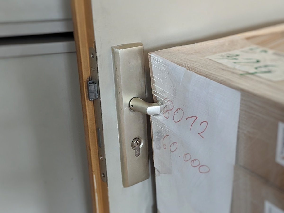 Wenn die Palette mit Druckerpapier zu hoch und zu breit für die Bürotür ist ...