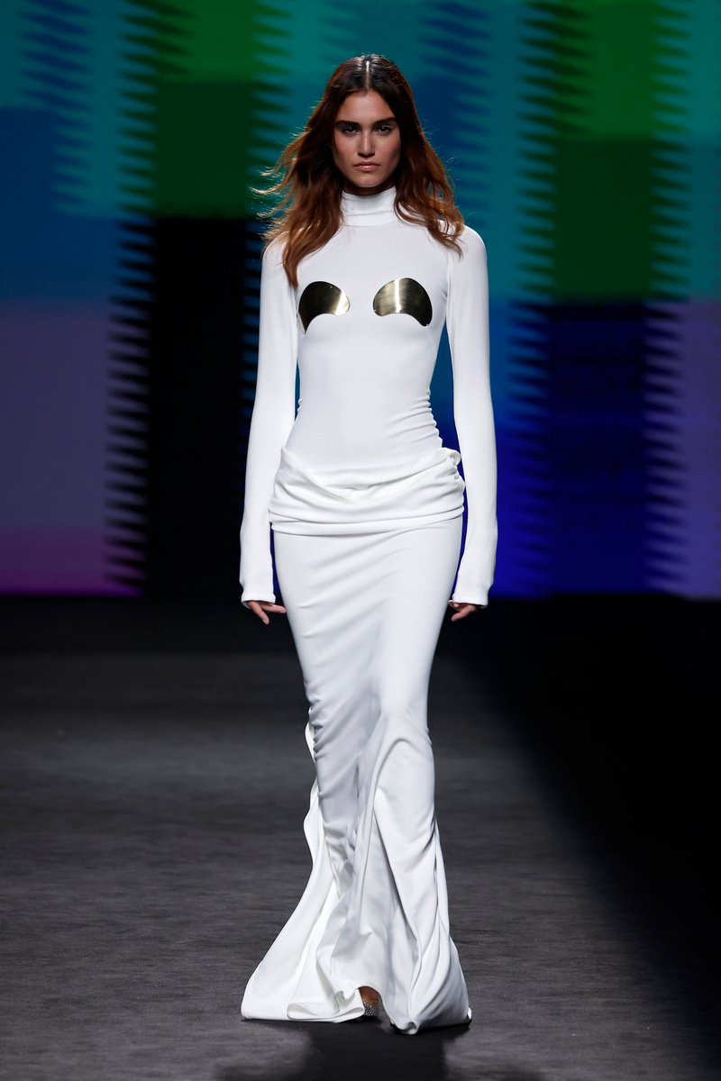 UnaiQuijada's tweet photo. @LuluFigueroa5 @MrJuanVidal @virtroconis Impecable Marta Sánchez con un diseño perteneciente a la colección Fall-Winter 2023/24 de Claro Couture en la tercera edición de la gala solidaria #ElleCancerBall 🩷 https://t.co/DdieAcEmv8