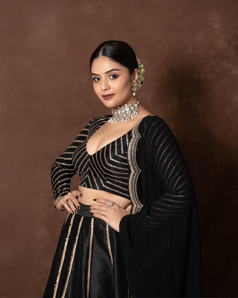 🖤✨

#sreemukhi