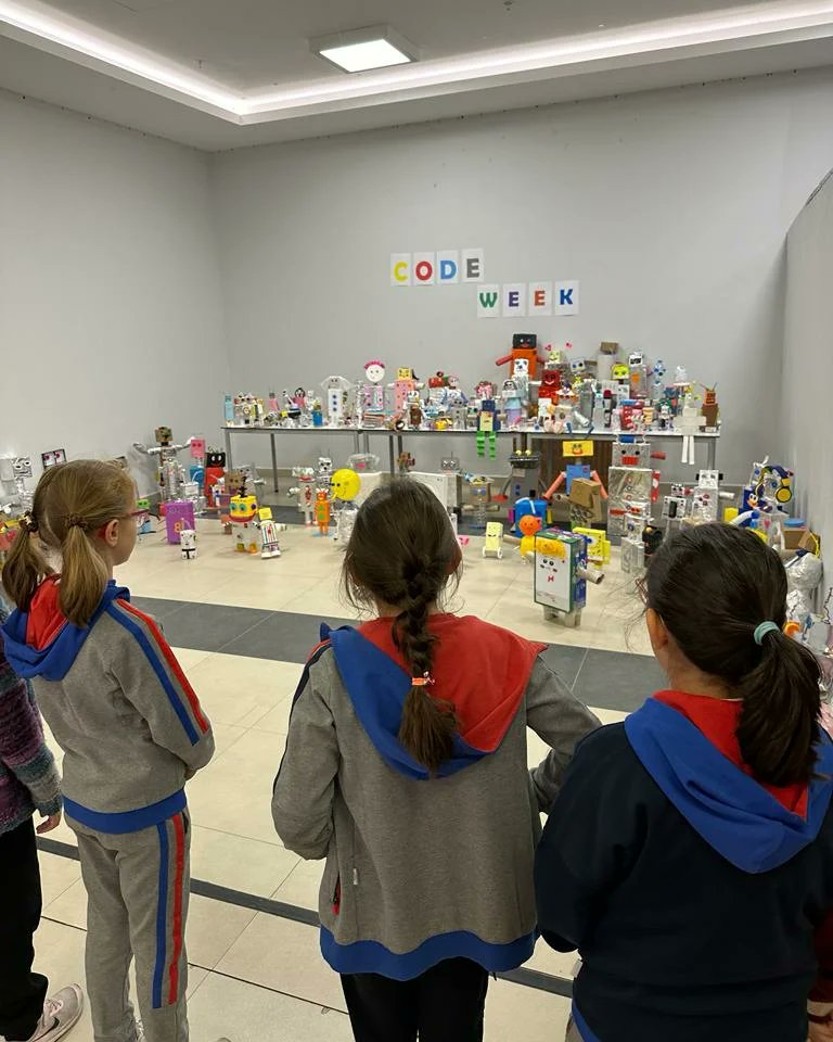 bk_Ankara50YIL's tweet image. Dünyada birçok ülke tarafından 9-22 Ekim 2023 tarihleri arasında gerçekleştirilen Kod Haftası'nda ilkokul 1. ve 2. sınıf öğrencilerimiz aileleriyle birlikte atık maddelerden oluşan robotlarını inşa ettiler.
#codeweek2023 
#bkcoding