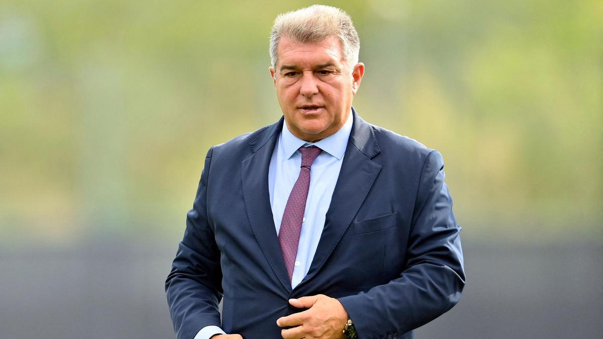 🚨 La deuda global del club es la ordinaria de 1.300-1.400 millones de euros + la deuda del préstamo para el Camp Nou que es de 1.400 millones de euros.

Por lo tanto, prácticamente la deuda total del Barcelona sería de 3.000 millones de euros.

(<a href="/Marsallorente/">Marçal Lorente</a>)