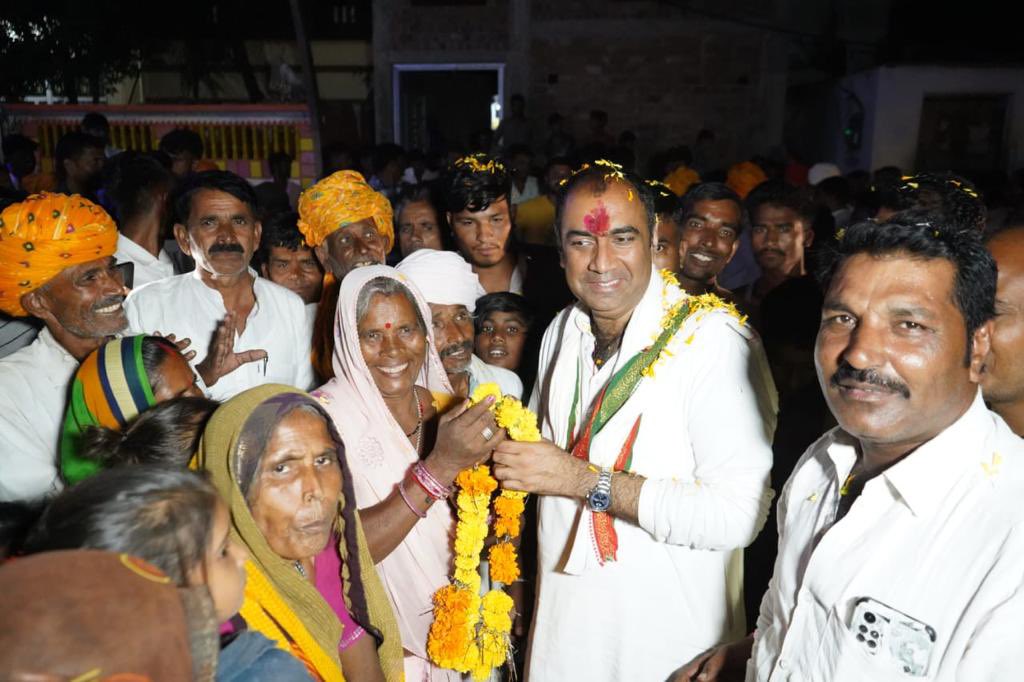 क्यों चिंता हो इस जीवन की,
जो करना है सो राम करें। 
मैं करता हूँ अपनी करनी,
मुझ पर कृपा प्रभु राम करें।।

कल ग्राम पगारिया, सेंदली, काल्याखेड़ी, बरमनखेड़ी, धतरावदा, टपरियाहेड़ी तथा नाईहेड़ा में जन संपर्क किया।

आपके समय, प्यार, विश्वास और समर्थन के लिए कोटि कोटि धन्यवाद!

आपका