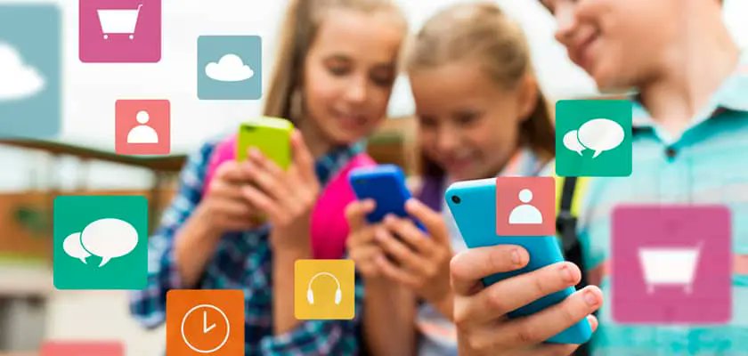 Mvelez_uoc's tweet photo. El uso de dispositivos móviles en el aula: ¿a favor o en contra? 📱🏫 Beneficios como el aprendizaje flexible y la mejora de competencias digitales se contraponen a inconvenientes como el uso indebido. ¿Qué opinas? #Mlearning #disuocdebat. https://t.co/IepvIfeXMr