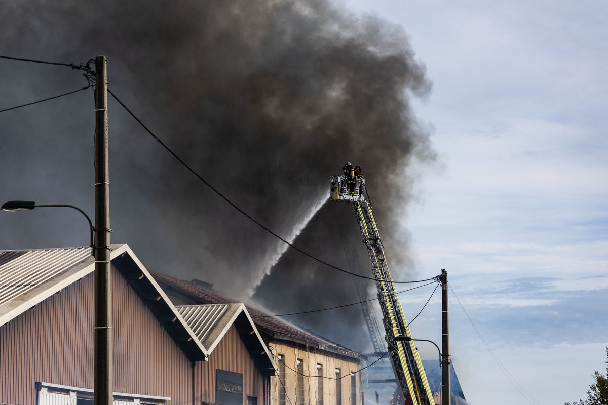 SO_Bordeaux's tweet photo. « J’ai perdu une vie de travail » : à Bordeaux, un incendie ravage 4 000 mètres carrés de locaux d’activités
https://t.co/3Z3njbiddG https://t.co/fq5iVcPwyo