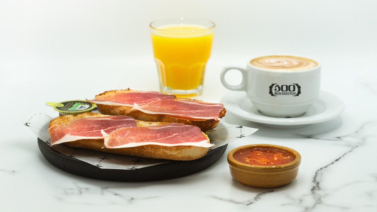 ¿Quién dijo que a <a href="/100montaditos/">100 Montaditos</a> solo se va a comer o cenar? Nuestra marca más icónica quiere potenciar la hora del desayuno ☕ y lo hace, como siempre, apostando por la mejor calidad al mejor precio.