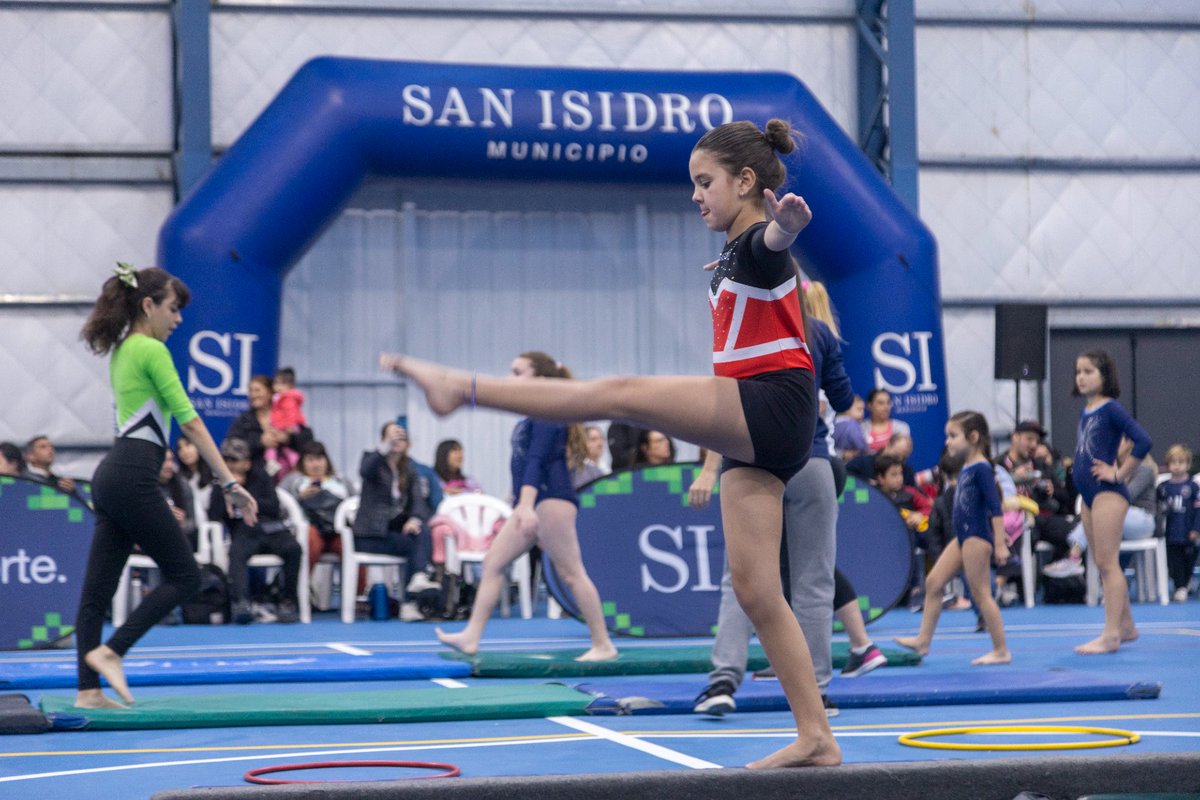 gustavoposse's tweet photo. Con una gala de gimnasia artística, llevada a cabo por alumnos y alumnas de 5 a 17 años, quedó habilitado el Microestadio de San Isidro, ubicado en el Campo de Deportes Municipal #9.

Sus instalaciones cuentan con una superficie de 2 mil metros cuadrados, canchas reglamentarias adaptables a hockey, fútsal y vóley, entre otros deportes, y tribunas para 400 personas, lo que permitirá ampliar las propuestas deportivas y culturales que actualmente tiene el municipio, a la vez que brindará un espacio para la práctica de actividades recreativas como yoga, entrenamiento funcional y clases de baile.

#Microestadio #Deportes #SanIsidro
