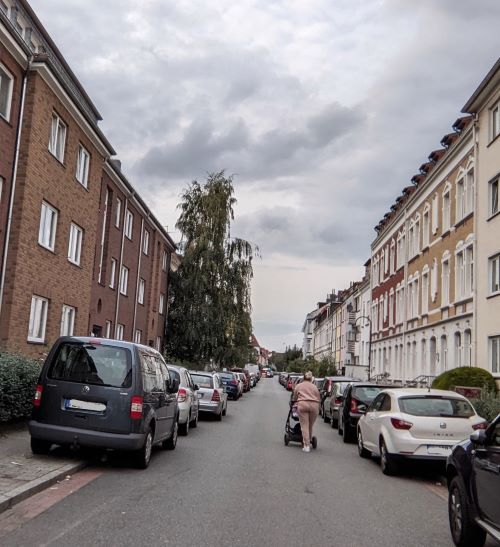 Mit dem Kinderwagen auf der Fahrbahn...unverantwortlich!
/s