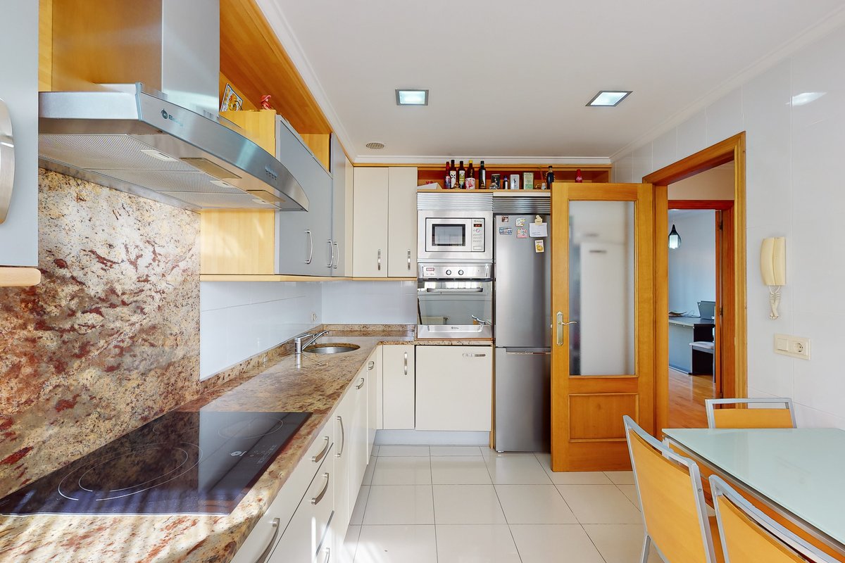 Inmo_DDC's tweet image. 🏡 ¡Bienvenidos al oasis de tus sueños en el Área Metropolitana de Pamplona! 🌳

¡Te presentamos las zonas de día de esta casa de 4 dormitorios que te encantara! Un enorme y luminoso salón - comedor con ventanales, una cocina grande y el jardín ideal👉 idealista.com/pro/ddd-gestio…