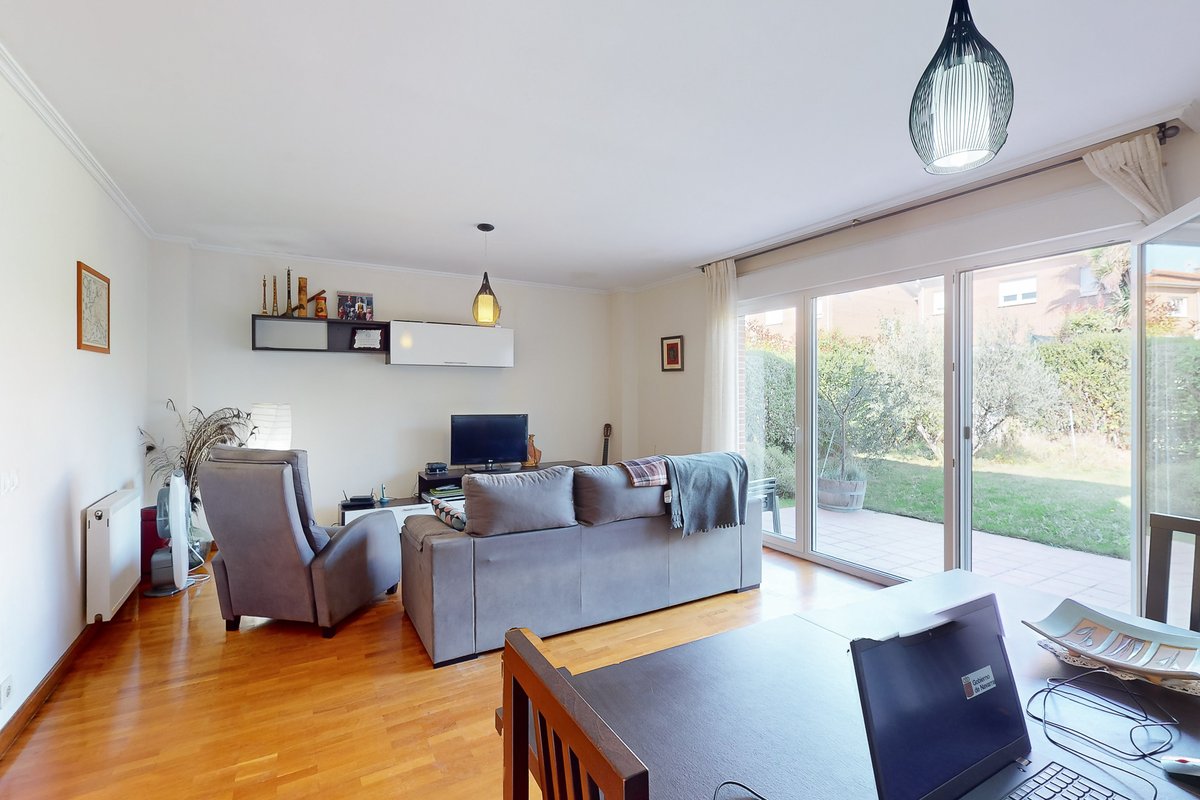 Inmo_DDC's tweet image. 🏡 ¡Bienvenidos al oasis de tus sueños en el Área Metropolitana de Pamplona! 🌳

¡Te presentamos las zonas de día de esta casa de 4 dormitorios que te encantara! Un enorme y luminoso salón - comedor con ventanales, una cocina grande y el jardín ideal👉 idealista.com/pro/ddd-gestio…