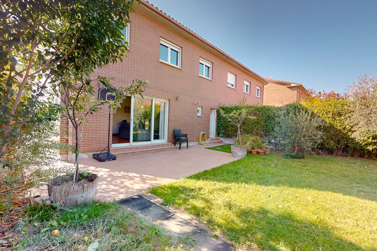 Inmo_DDC's tweet image. 🏡 ¡Bienvenidos al oasis de tus sueños en el Área Metropolitana de Pamplona! 🌳

¡Te presentamos las zonas de día de esta casa de 4 dormitorios que te encantara! Un enorme y luminoso salón - comedor con ventanales, una cocina grande y el jardín ideal👉 idealista.com/pro/ddd-gestio…