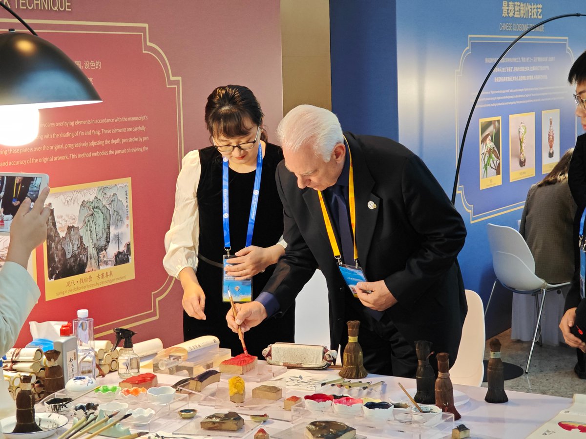 Full house! Journalists from the world watched the opening ceremony of the 3rd #BeltandRoadForum at the Media Center and left no empty seats. The intangible cultural heritage experience and tech display at the center are quite an attraction as well.