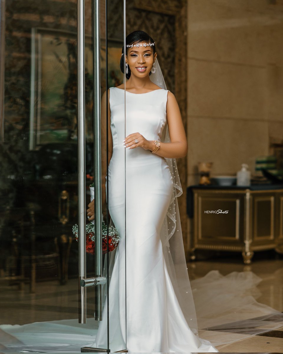 Simplicity is the keynote of all true elegance, Remember your the star of ur wedding 💒 day. Clothes and accessories are by the way ..