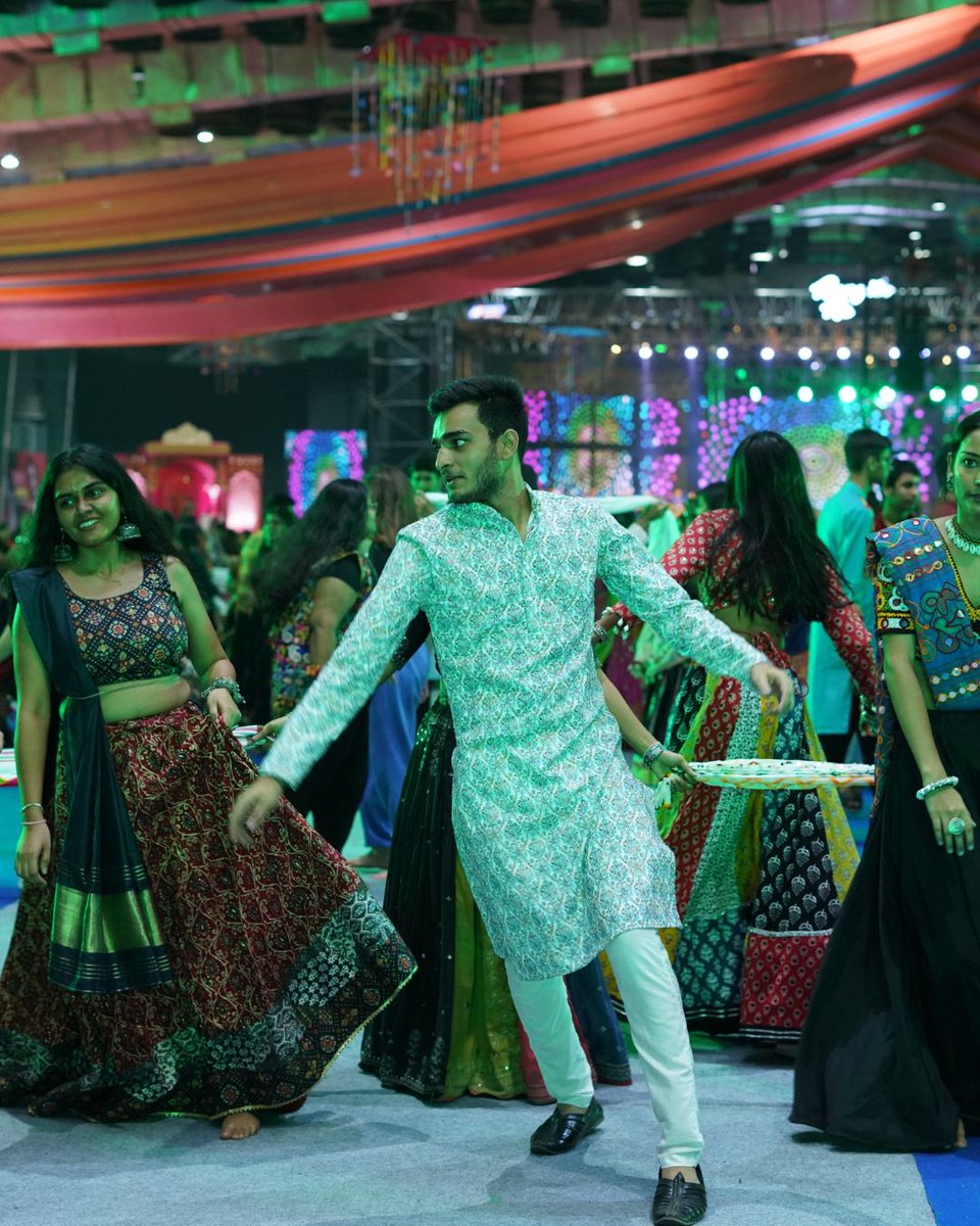 RangiloRe's tweet photo. Day 3 It Was🔥
@parthivgohil 
book your tickets now for an unforgettable night of music and dance. 💃🕺 
Tag your squad and join the Garba fever.🔥 
#parthivgohil #nescoevents #rangilore #mumbainavratri
#MusicalMagic https://t.co/CwFvsd4CRz