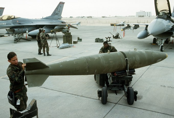 SoftWarNews's tweet photo. The Wall Street Journal: 

"Bom yang dijatuhkan di rumah sakit Baptis Gaza adalah MK-84 Amerika." 

Bom ini berpemandu presisi, terbesar di keluarga MK dan memiliki berat sekitar 950 kg. 

Dijatuhkan di atas kepala bayi, anak-anak dan wanita https://t.co/zuKNBsJptF