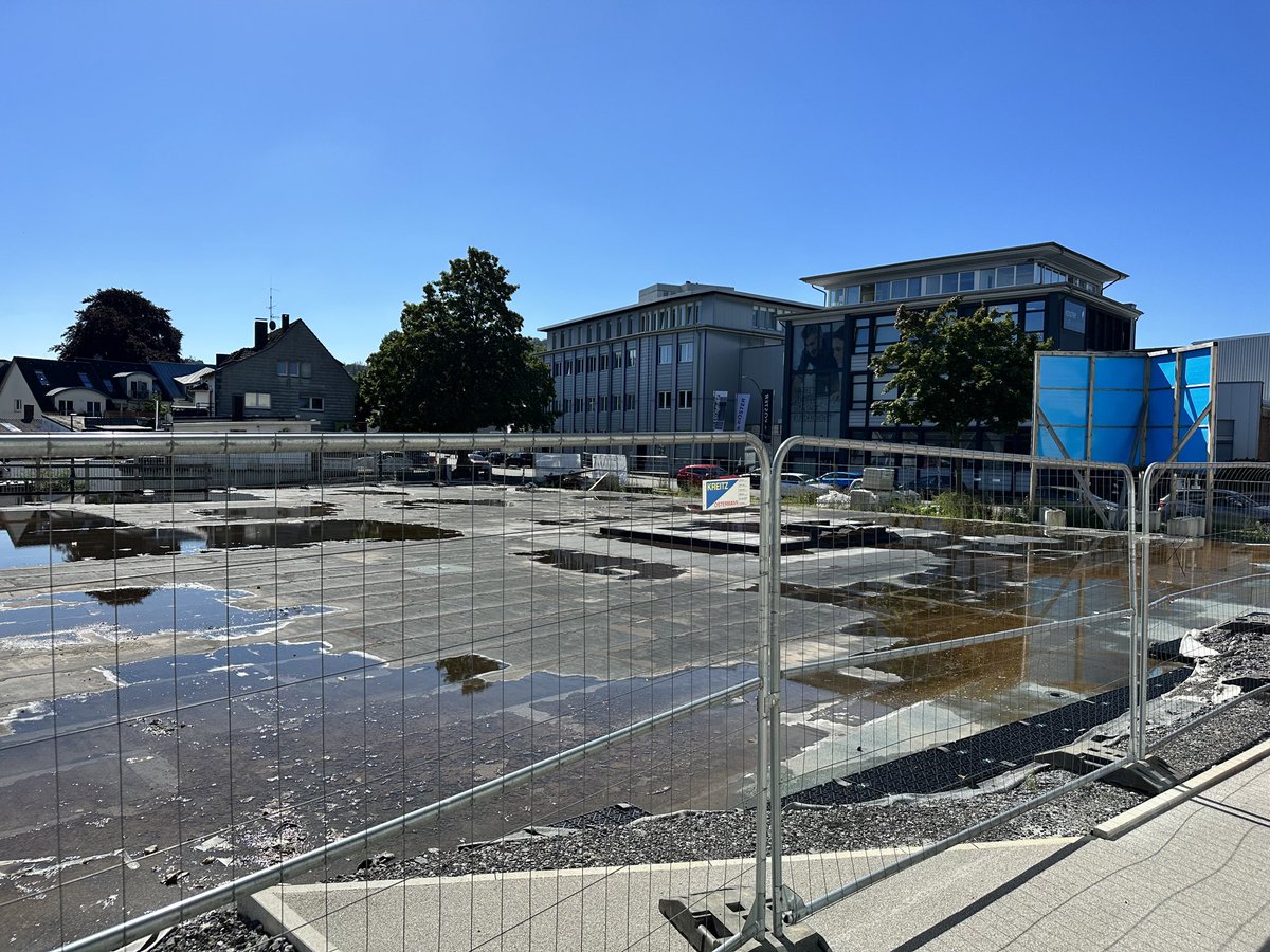 #Baugenehmigungen
Der Alptraum geht weiter. 
1/3 weniger. Aber doppelt so viel wird gebraucht. 
Projekte liegen brach (Iserlohn). 
Kosten, Zinsen &amp; Förderung... 
Bei theoretischen Mieten ab 18€ kalt wird nicht mehr investiert. 
Serielles Bauen &amp; Zinsförderung =soziale Mieten