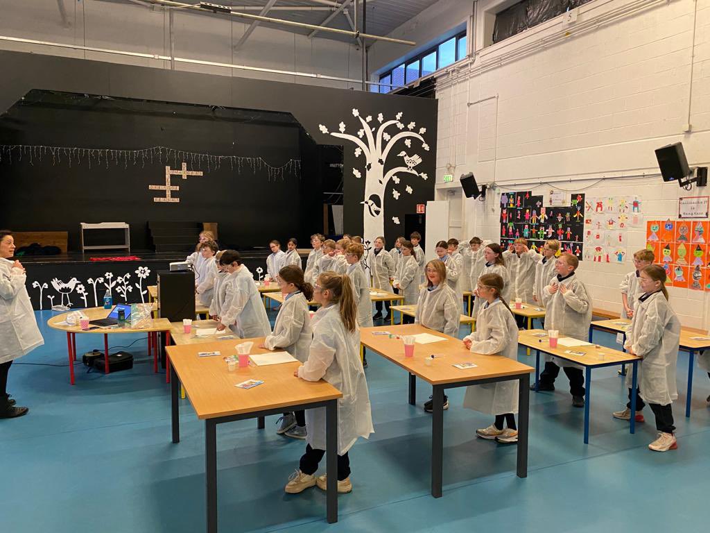 gsnafuinseoige's tweet image. Míle buíochas le Gráinne ó Thermo Fisher a tháinig le hábhair STEM  a spreagadh do sheachtain na matamaitice. @thermofisher @mathsweek #IUseMaths #STEM