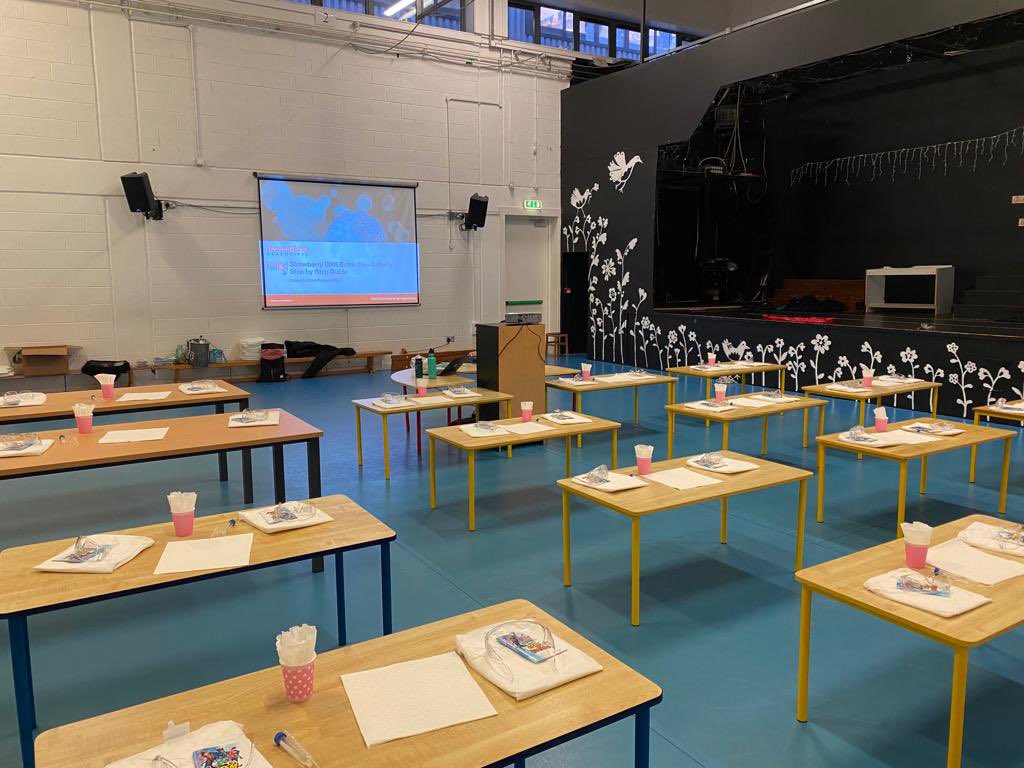 gsnafuinseoige's tweet image. Míle buíochas le Gráinne ó Thermo Fisher a tháinig le hábhair STEM  a spreagadh do sheachtain na matamaitice. @thermofisher @mathsweek #IUseMaths #STEM