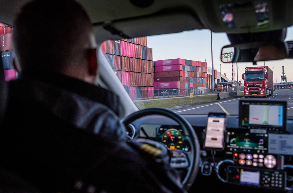 Criminelen gebruiken de transportsector voor het vervoeren van drugs, illegale of gestolen goederen of zelfs personen. Hoe herken je #transportcriminaliteit? En wat kan jij doen als je transportcriminaliteit vermoedt?
politie.nl/onderwerpen/tr…