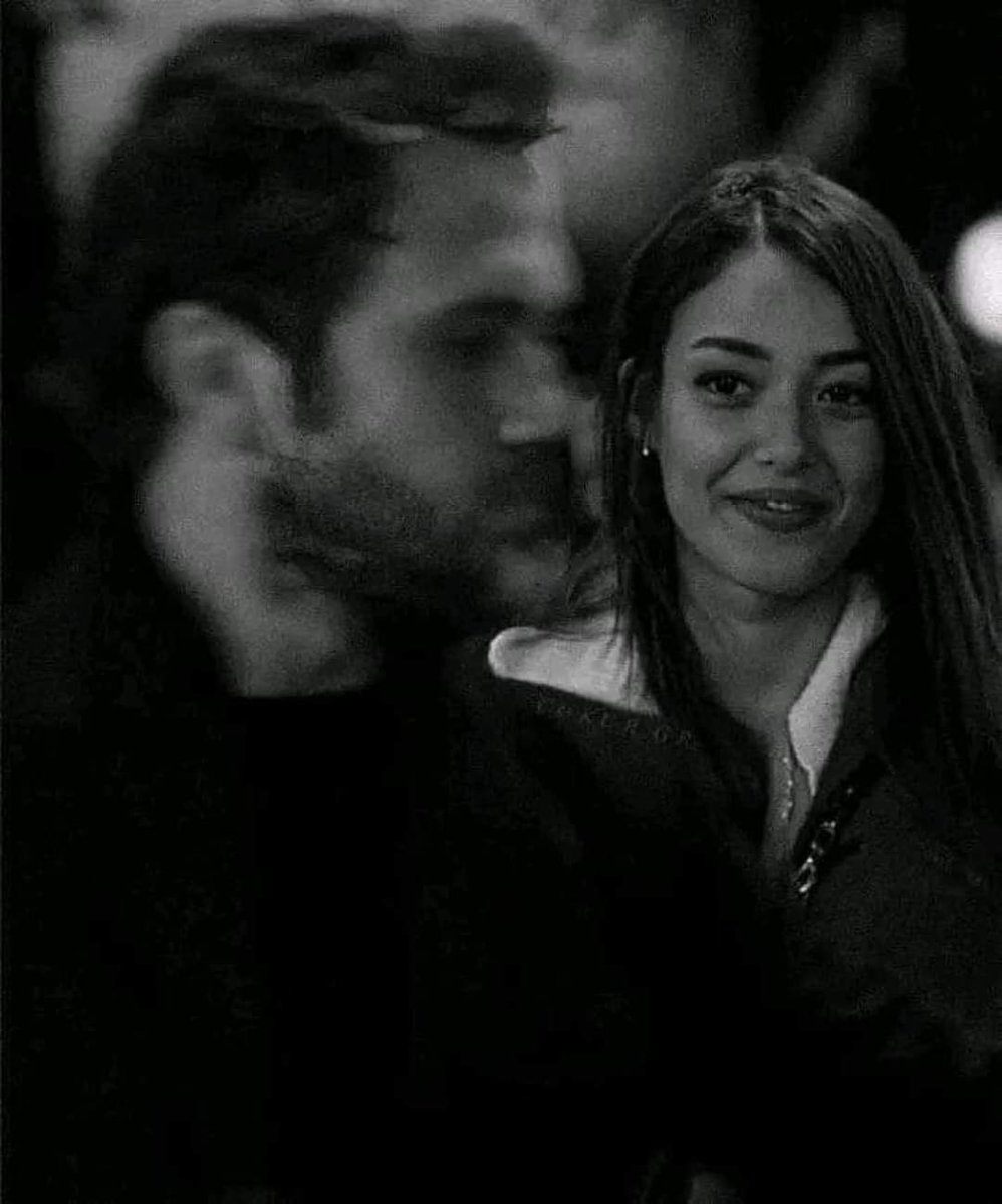 මගේ හදවතේ කුටීර හතරම එකවර ආදරෙන් පිරුණම මට පුළුවන් දෙපාරක් ආදරය කරන්න.
" ඒ කියන්නේ ඔයාට එකවර දෙන්නෙකුට ආදරය කරන්න පුළුවන් ද?"
" නෑ. මට එක්කෙනෙකුට දෙපාරක් ආදරය කරන්න පුළුවන්."
" ඒ කොහොමද?"
" ඒ එයා හොඳම කෙනා වෙලා ඉන්නකොට වගේම නරකම කෙනා වෙලා ඉන්නකොට."

~ ලයිලැක් ~