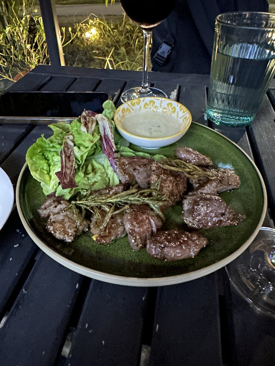 tannmarcel's tweet photo. Chill chill 牛排 红酒🍷 + 熏鸭。😋😋 https://t.co/kSSRYVqYJs