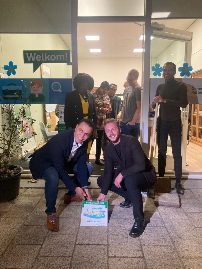 WR_Delfs_Schiem's tweet photo. Tijdens de vergadering gisteravond kwam wijkwethouder @FaouziAchbar  langs om kennis te maken en de stoeptegel ter ere van het eerste wijkakkoord te leggen. 

De stoeptegel ligt voor de Wijkhub aan de Westzeedijk 477. Kom vooral eens langs! https://t.co/FDe91w1Jw7