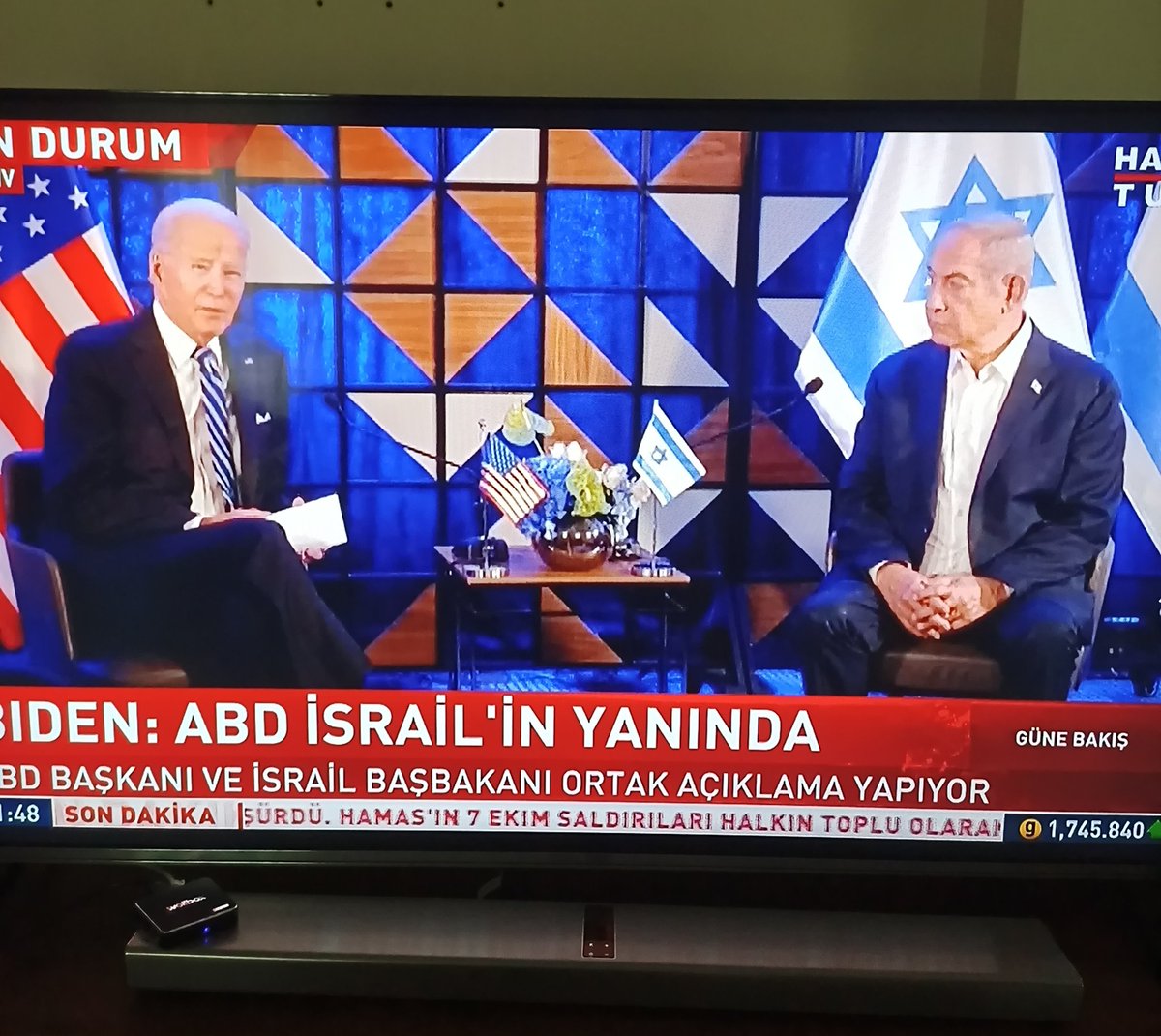 madamecurry's tweet photo. Bir bunak ve bir katil az önce tüm dünyaya bu kanlı eylemlerde ortak olduklarını ilan etti !
Bunak olan,İsrail'in saldırılarına devam etmesi gerektiğini sözlerine ekledi!

İnsan değilsiniz siz ! 🤬
Utanç abideleri !

#Israel
#GazzedeKatliamVar 
#PalestineGenocide https://t.co/cSOkrfhIkG
