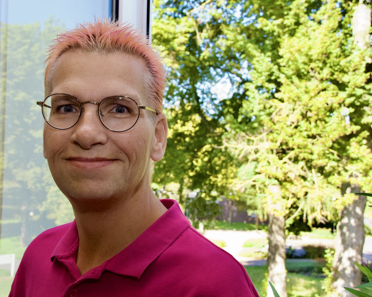 Henk voelt zich ok als hij vrijwilligerswerk doet bij de Star Trek fanclub. “Er is niets mooier dan de acteurs van de serie te ontmoeten. Vorig jaar heb ik mijn grote held 'Trip Tucker’ live begroet.” Lees hier hoe Henk bij de fanclub terecht is gekomen bit.ly/3rKxjOo