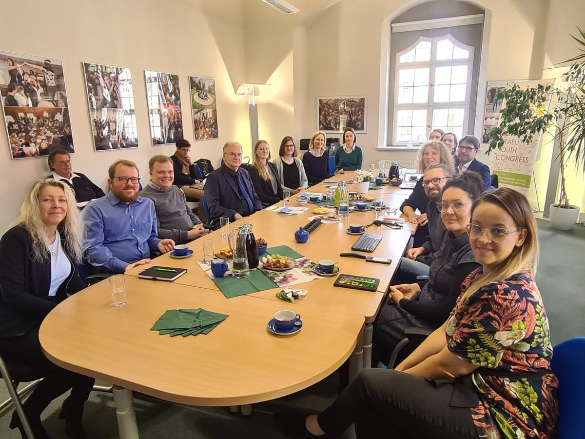 sachsenanhalt's tweet photo. MP @reinerhaseloff besucht #ConAct - Koordinierungszentrum Deutsch-Israelischer Jugendaustausch in #Wittenberg. "Pflege und Ausbau der Beziehungen zwischen beiden Ländern ist mir eine Herzensangelegenheit", so Haseloff. Ein 🇩🇪 🇮🇱 Jugendwerk soll errichtet werden. #SachsenAnhalt https://t.co/JC0a3QJ2iq