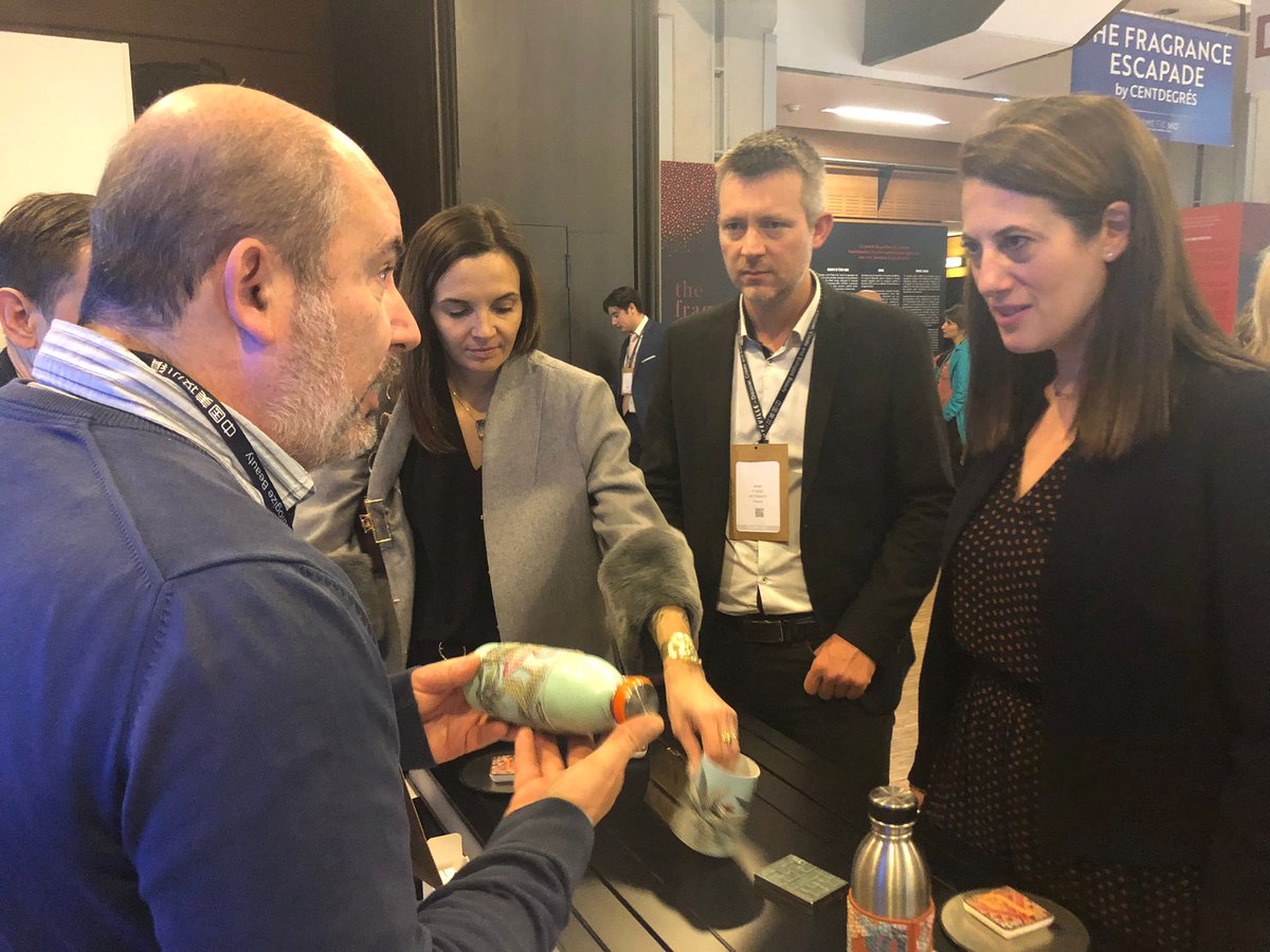 Pole_Systematic's tweet photo. 🔛 @Cosmetic360 :  Visite d'@ADublanche sur l'espace "L'Essence des Deep Tech" (stand DB50) à la rencontre de nos membres : interaction sans contact avec les écrans d'@embodme &amp; le 3D Surfacique couleur de Mihaly
Merci à @ChooseIDF @iledefrance &amp; @CosmeticValley https://t.co/V2nHc0tYVu