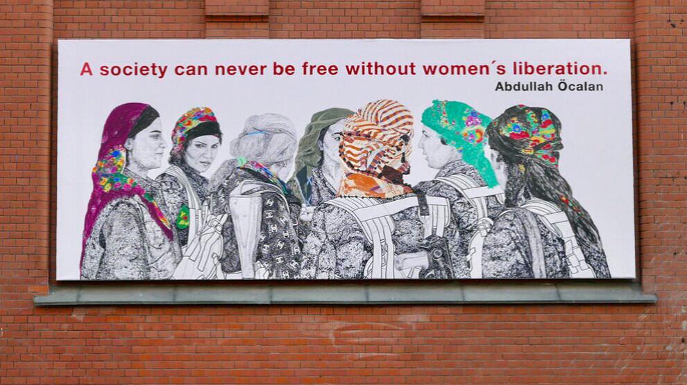 Ende__Gelaende's tweet image. "Eine Gesellschaft kann niemals frei sein ohne die Befreiung der Frauen" - Abdullah #Öcalan
Geschlechterbefreiung ist eine wichtige Grundlage in Nord- & Ostsyrien, um eine gesellschaftliche Veränderung voranzubringen.
#Rojava bekannt als Frauenrevolution✌️🏾🔥
#WomenDefendRojava