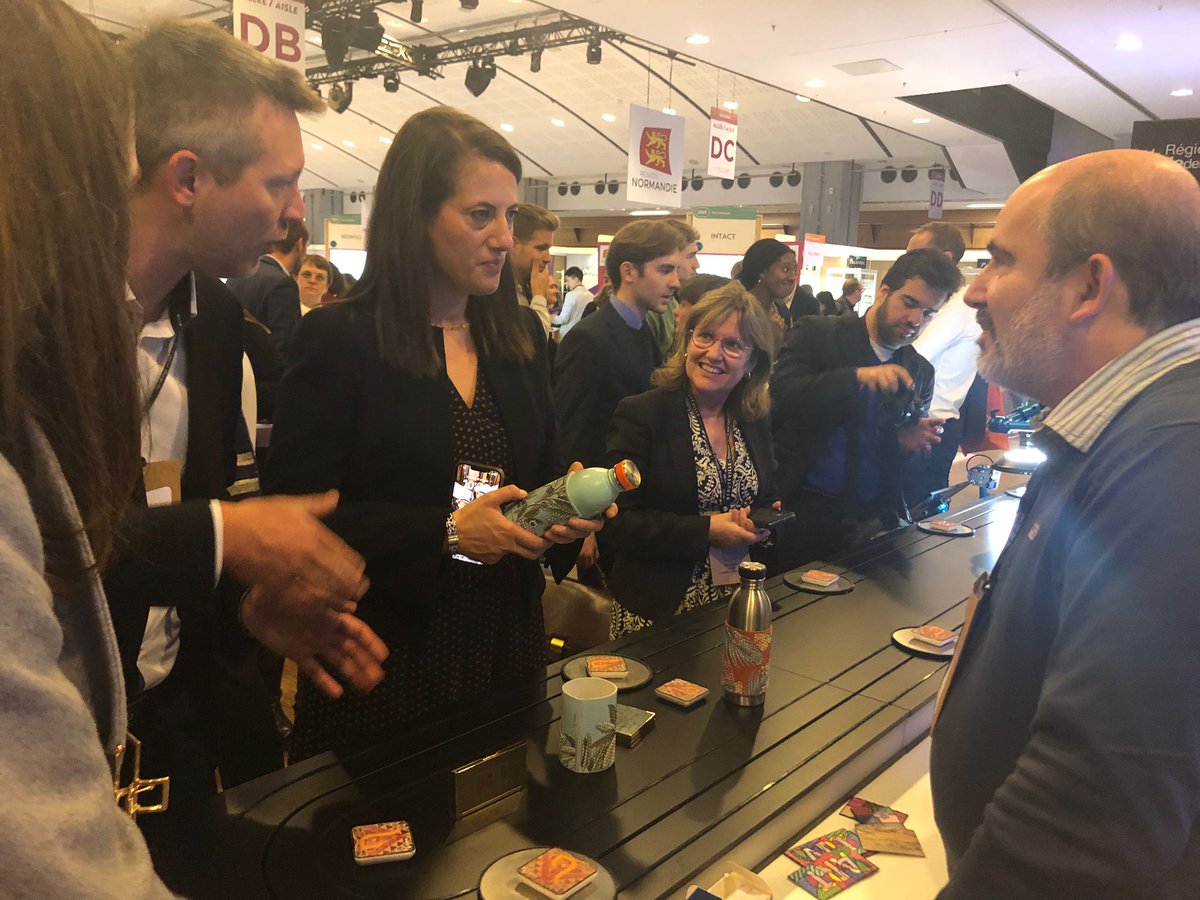 Pole_Systematic's tweet photo. 🔛 @Cosmetic360 :  Visite d'@ADublanche sur l'espace "L'Essence des Deep Tech" (stand DB50) à la rencontre de nos membres : interaction sans contact avec les écrans d'@embodme &amp; le 3D Surfacique couleur de Mihaly
Merci à @ChooseIDF @iledefrance &amp; @CosmeticValley https://t.co/V2nHc0tYVu