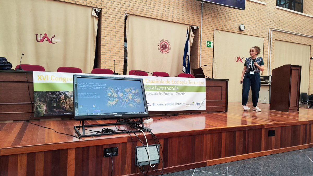 Marina Ramos telling us about genetic variation and phenotypic plasticity in Mediterranean gypsum shrub. #aeet2023 <a href="/carlos_lara0/">Carlos Lara-Romero, Ph.D</a> @FXPicoMercader