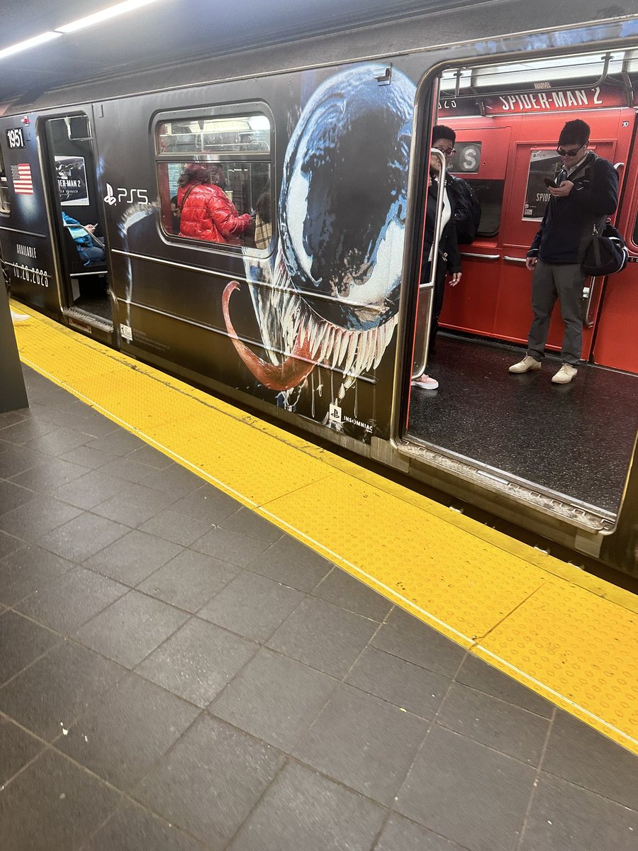 JVCom's tweet photo. Lorsque Marvel's Spider-Man 2 débarque dans le métro de New York ! 🕸️

(via @swishnomiss) https://t.co/wLd86dkjxF