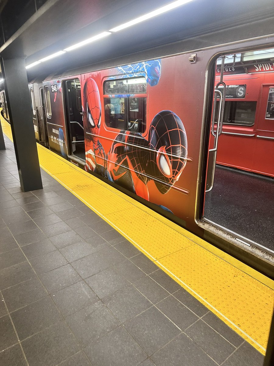 JVCom's tweet photo. Lorsque Marvel's Spider-Man 2 débarque dans le métro de New York ! 🕸️

(via @swishnomiss) https://t.co/wLd86dkjxF
