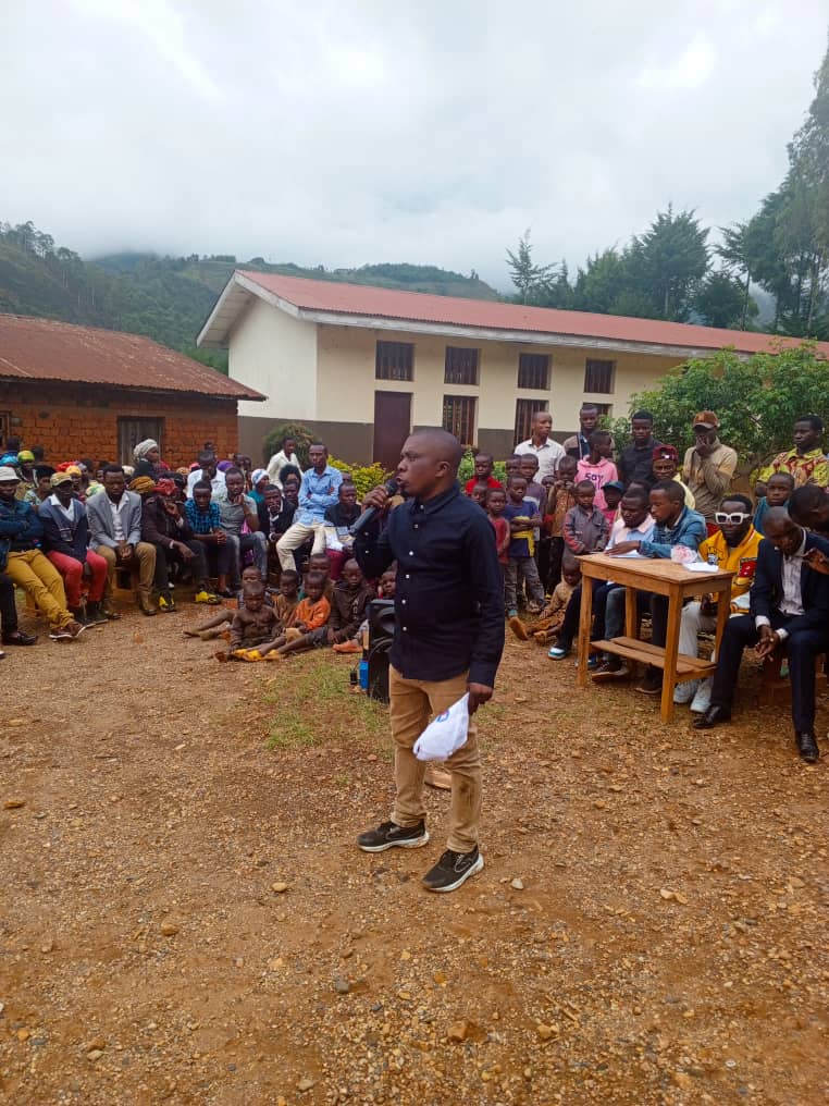 KBurhungane's tweet photo. SUD KIVU/WALUNGU/POLITIQUE : Sensibilisation sur le rajeunissement et renouvellement de la classe politique.

NB: Quelles que soient les difficultés que vous traversez, n'abandonnez jamais. Levez vous et battez vous avec intelligence et sagesse, et un jour le soleil se lèvera ... https://t.co/LO2gFuCKFe