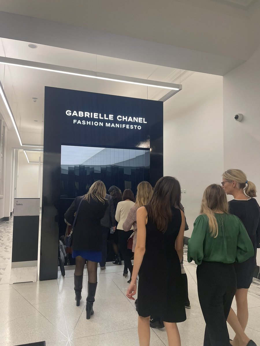 DarjaEnergy's tweet photo. It was my pleasure to attend the Women In Research networking event with @BBGIntelligence at the V&A in #London while admiring the sold-out exhibition of the body of work by a maverick #CocoChanel.
#WIIR #femaleanalysts #victoriaalbertmuseum https://t.co/tt1OHVAAsv