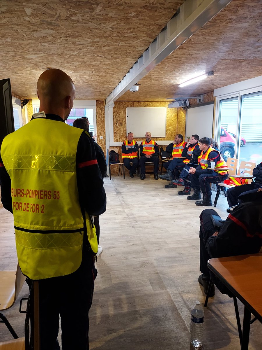 sdis53's tweet photo. Formation intégrée #paeff et #Paefps au @sdis53 avec  des stagiaires @SDIS16 @sdis44 @SDIS85 @SDIS35officiel  @SDIS50  @finistere_29 @SDIS_10 @SDIS_72 @SDIS85 merci aussi aux manœuvrants qui amènent la crédibilité aux #msp 
#pedagogie 
#adaptation
#réalisme https://t.co/zyJYFEH1Dm