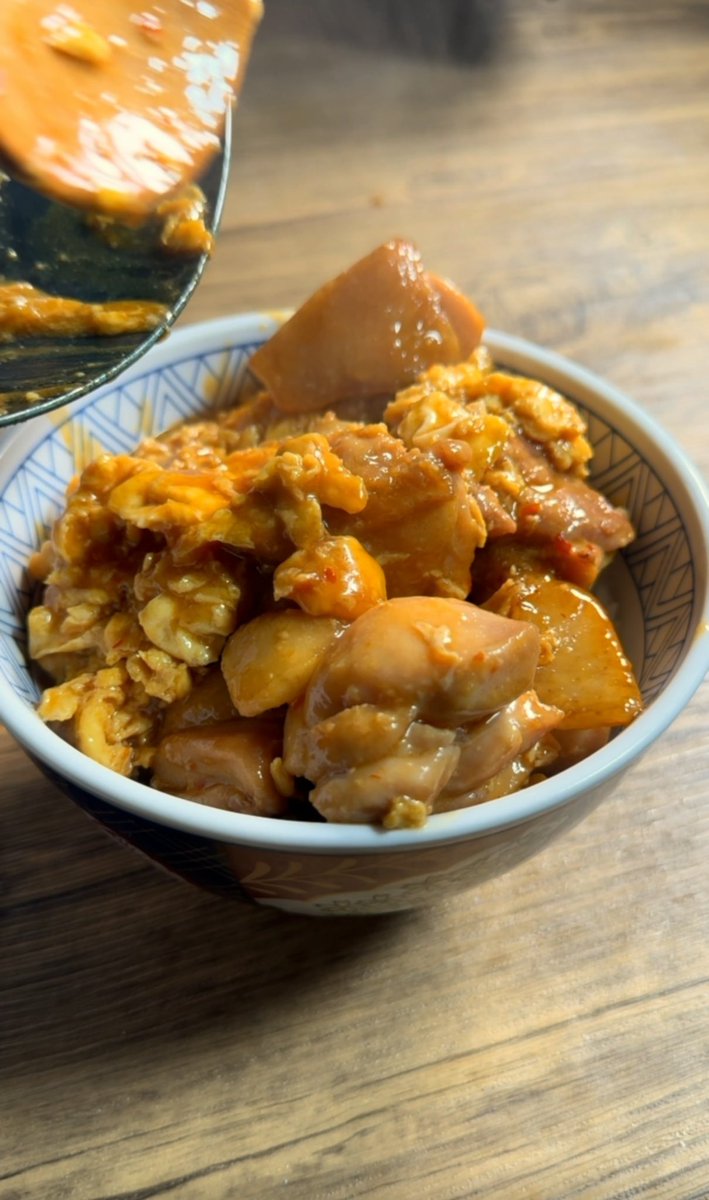 tbs_dn's tweet photo. 鶏肉とたまごだけ。「絶品鶏玉」これ作り方覚えといて損しないのでぜひ試してみてください。超簡単。丼にしても美味しいし、おかずやお弁当に入れてもこれが登場したら家族のテンションが上がります。 https://t.co/jP4CLCMJeD