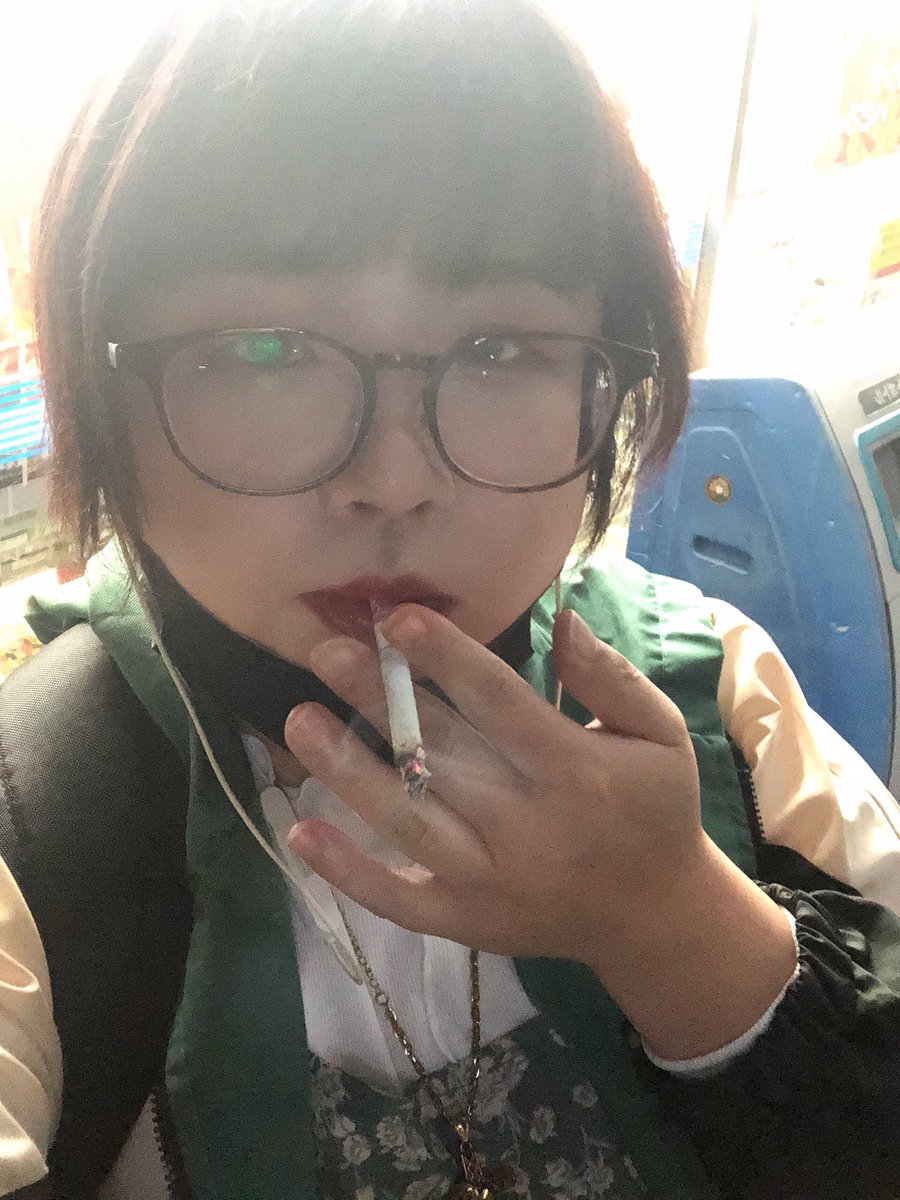 Akemi_chan1217's tweet photo. 逆光凄っΣ(ﾟдﾟ；)
今の雰囲気こんな感じ💗☺️
#タバコ休憩
#一服
#タバコ
#愛煙家
#cigarettetime 
#cigarette
#cigarettelover
#smokers
#smoke
#smokingwoman https://t.co/hKtRMmbDaa
