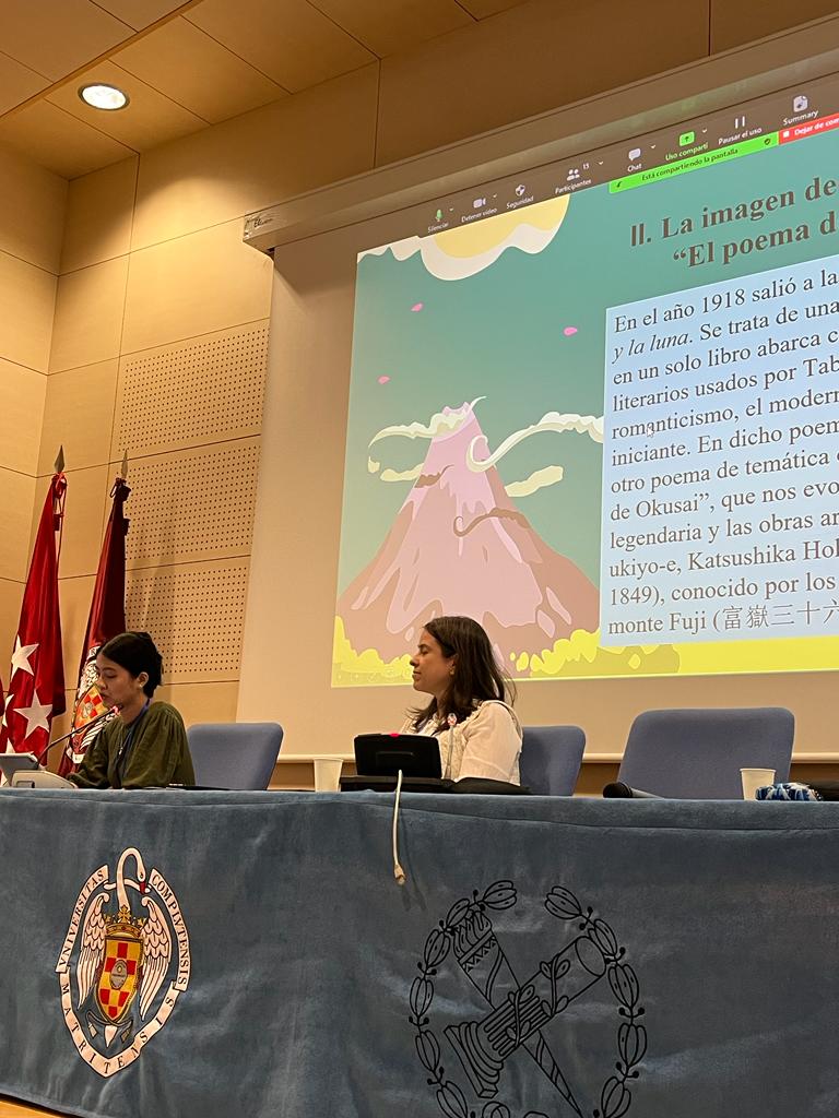 AsiaCongreso's tweet photo. La última de las sesiones de ayer estuvo representada por los investigadores de la UCM, José Gonzalo que nos habló de los libros de viajes en el período Edo y Lan Zhang sobre los Yokai en el poema de Hokusai. #ucm #gtea #japon #edo #yokai #tablada https://t.co/snArARJeDL