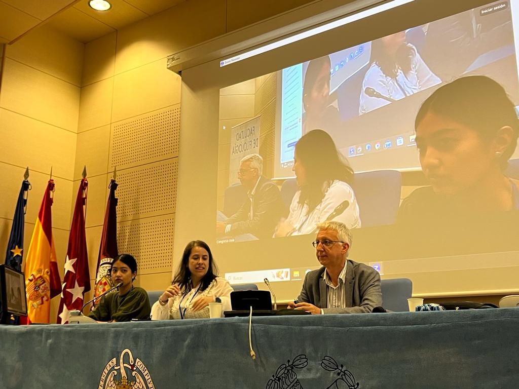AsiaCongreso's tweet photo. La última de las sesiones de ayer estuvo representada por los investigadores de la UCM, José Gonzalo que nos habló de los libros de viajes en el período Edo y Lan Zhang sobre los Yokai en el poema de Hokusai. #ucm #gtea #japon #edo #yokai #tablada https://t.co/snArARJeDL