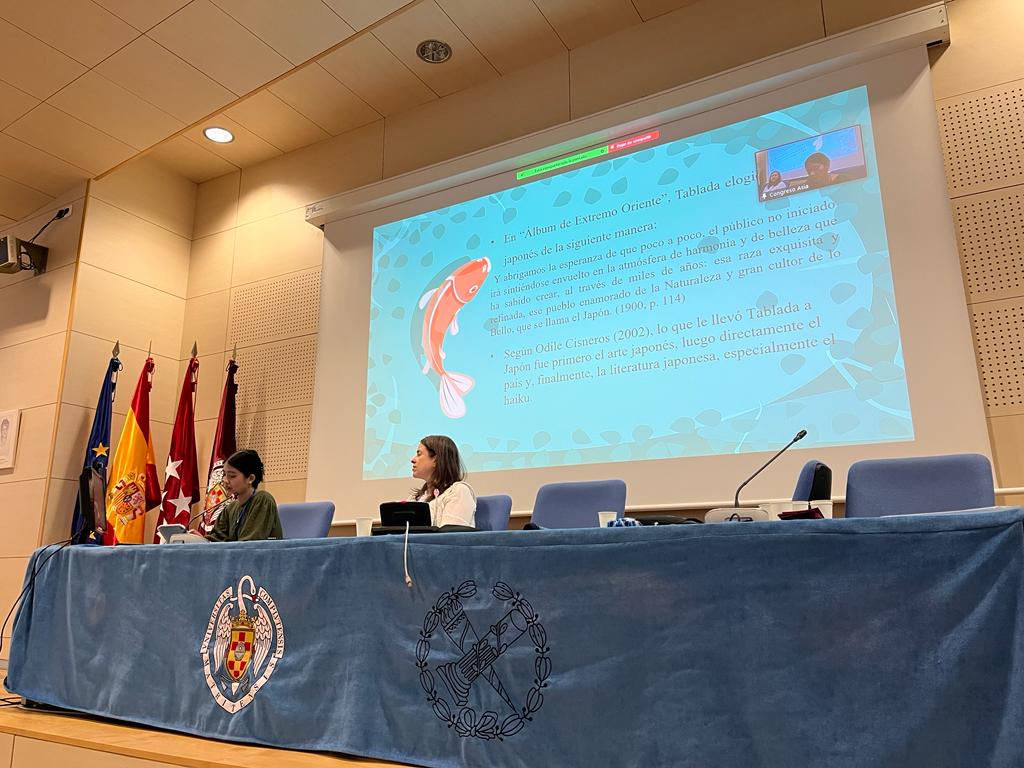 AsiaCongreso's tweet photo. La última de las sesiones de ayer estuvo representada por los investigadores de la UCM, José Gonzalo que nos habló de los libros de viajes en el período Edo y Lan Zhang sobre los Yokai en el poema de Hokusai. #ucm #gtea #japon #edo #yokai #tablada https://t.co/snArARJeDL